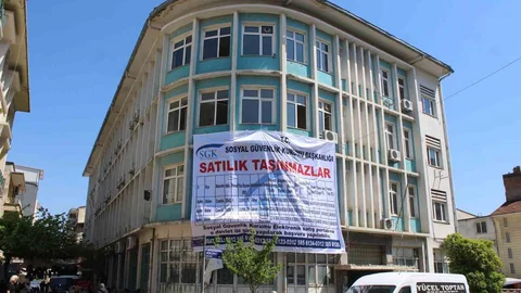 Aydın'daki Tescilli Bina İlan Panosu Oldu