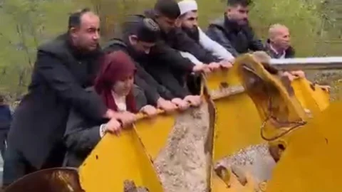 Hakkari'de Cenaze İş Makinesiyle Taşındı