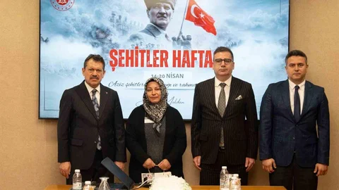 İzmir Adliyesi'nde Şehit Aileleri Unutulmadı