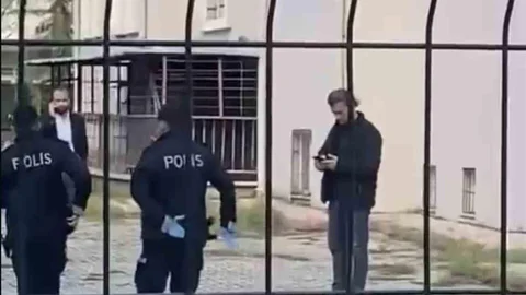 Polisten Kaçan Şahıs Silahını Attı