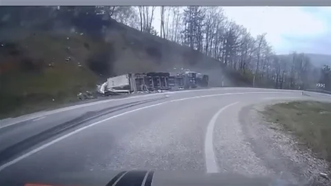 Bursa'da Tır Devrildi, Sürücü Yaralandı