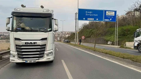 Tırın Kör Noktasında Otomobil Refüje Çıktı