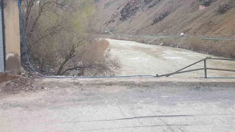 Hakkari'de Taşbaşı Köprüsü Hasar Gördü