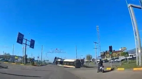 Gaziantep'te Tır Devrildi, İki Yaralı
