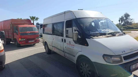 Antalya'da Maddi Hasarlı Kaza Görüntülendi