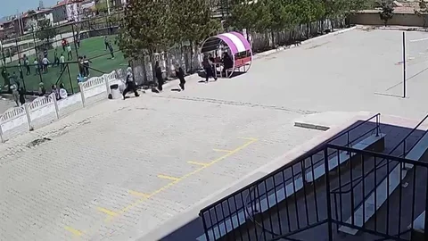 Minik Öğrencilerden Polise Anlamlı Jest