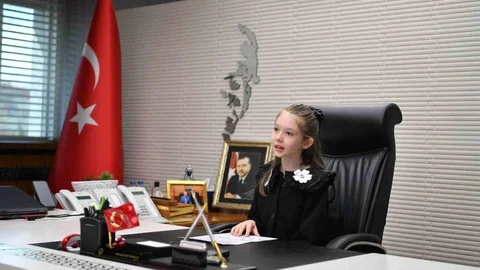 Kayseri'de Çocuk Başkan Zeynep Edis Oturdu