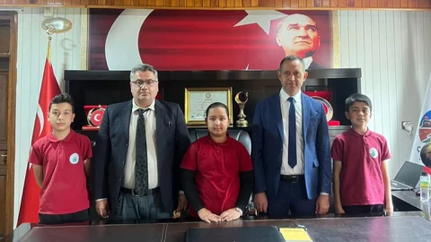 Başkan Sofu, Makamını Atatürk Ortaokulu Öğrencisi Hanife Çakır'a Devretti