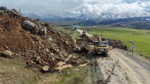 Muş'ta Kara Yolunda Heyelan Meydana Geldi