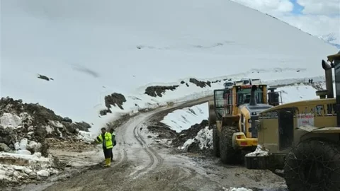 Hakkari'de Yol Açma Çalışmaları
