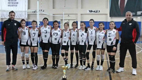 Burhaniyeli Minik Sporculardan Voleybolda Başarı