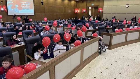 Bursa'da Çocuklar Meclis Koltuklarını Devraldı