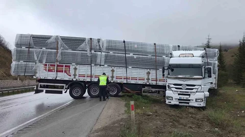 Samsun'da Yağış Sonrası Tır Kaza Yaptı