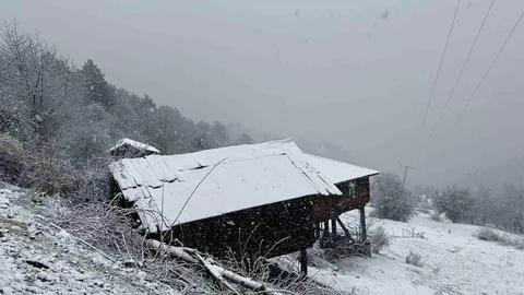 Kastamonu'da Nisan Ayında Kar Yağışı