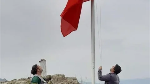 Buldan'da Bayrak Dağıtımı Yapılıyor