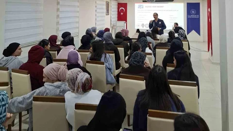 Kars'ta Öğrencilere Siber Güvenlik Eğitimi Verildi