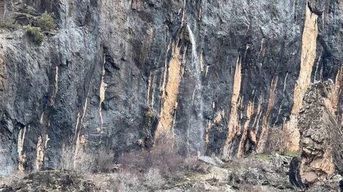 Şırnak’ta Kayanın İçinden Su Fışkırıyor