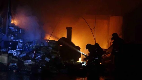 Antalya'da Yangın Alarmı: Araçlar Tehlikede