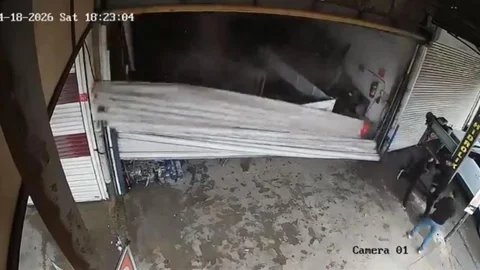 Otomatik Kepenk Düşerken Kamerada Yakalandı