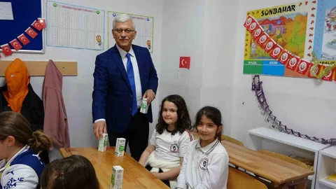 Çanakkale'de Ücretsiz Süt Dağıtımı Yapıldı