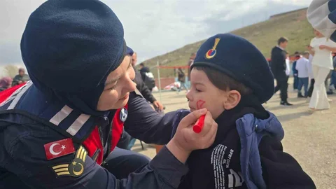 Bayburt'ta Jandarma Öğrencilerle Bayram Kutladı