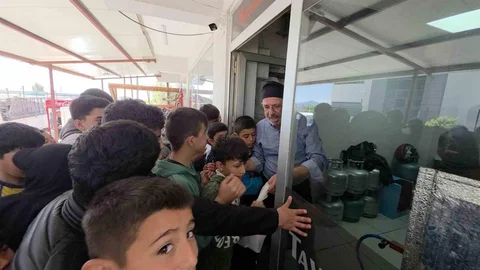 Hatay'da Çocuklara Ücretsiz Döner Dağıtımı