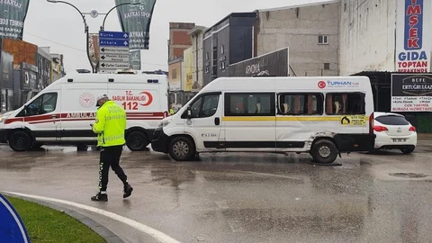 Bursa’da Kamyon ve Minibüs Çarpıştı