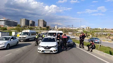 Adıyaman'da Minibüs ve Otomobil Çarpıştı