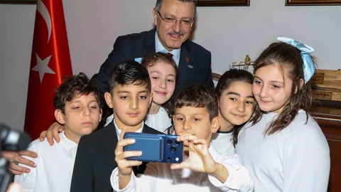 Başkan Genç, Koltuğunu Minik Hamza’ya Devretti