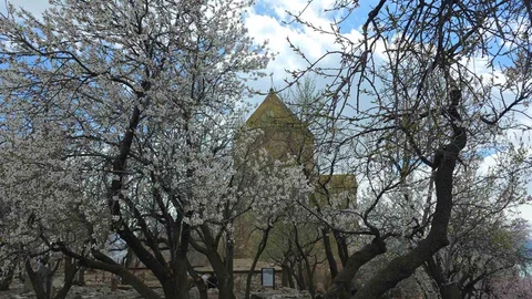 Akdamar Adası’nda 23 Nisan Kalabalığı