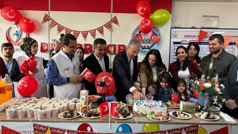 Diyarbakır'da Minik Hastalara Bayram Coşkusu