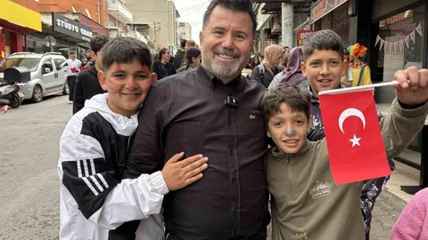 İzmir'de Bayrak ve Pide Dağıtımı