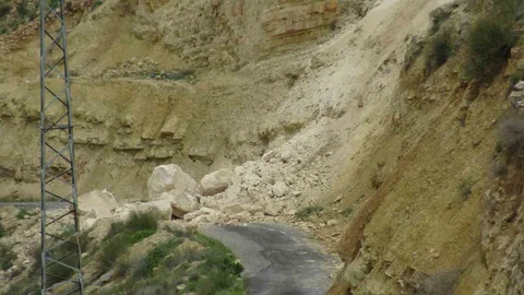 Gercüş'te Yolu Kapatacak Heyelan