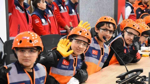 İzmir'de Çocuklar Kriz Yönetiminde Yer Aldı