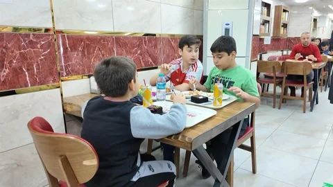 Avcılar'da Çocuklara Ücretsiz Yemek İkramı