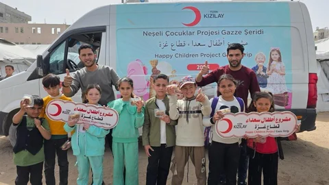 Türk Kızılay'dan Çocuklara İkramlar