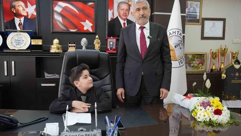 Kahta'da 10 Yaşındaki Çocuk Başkanlık Koltuğuna Oturdu