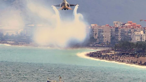 Antalya'da SOLOTÜRK ile Gökyüzü Bayraklarla Dolduruldu