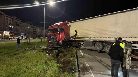 Bingöl'de Tır Refüje Girdi