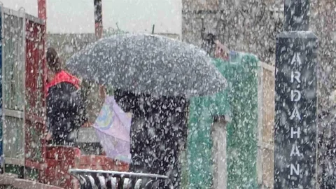 Ardahan’da Beklenmedik Kar Yağışı
