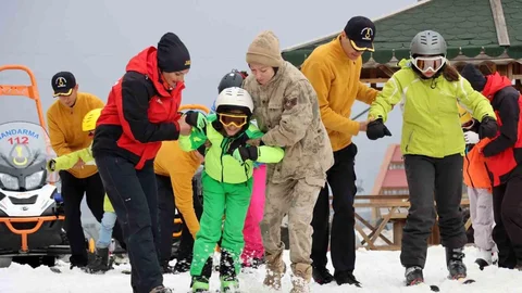 Palandöken'de Jandarmadan Çocuklara Destek
