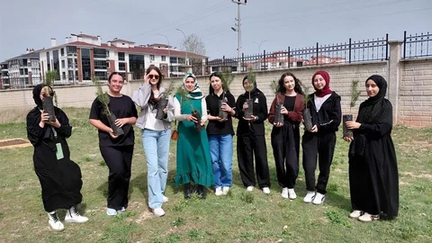 Kütahya'da Öğrencilerden Doğa İçin Fidan Dikimi