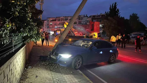 Antalya'da Aydınlatma Direğine Çarpan Araç Sürücüsü Yaralandı
