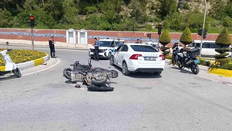 Motosiklet ve Otomobil Çarpıştı, 2 Genç Yaralandı