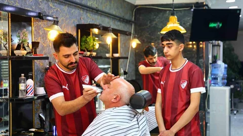 Elazığ'da Kuaförlerden Takıma Destek