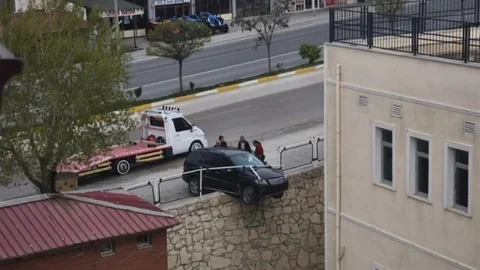 Kontrolden Çıkan Araç Asılı Kaldı