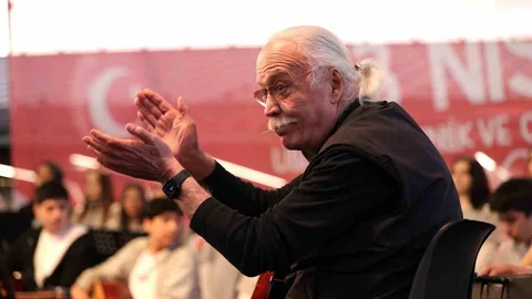 Cahit Berkay Bursa'da Gençlerle Sahne Aldı