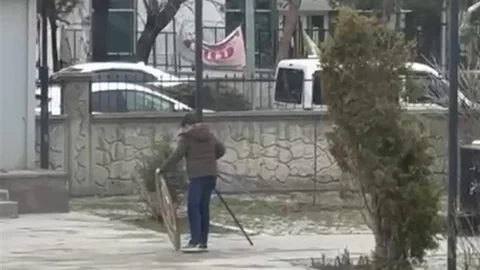 Rüzgârın Devrildiği Çelengi Genç Yerine Koydu