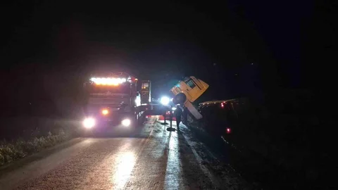 Bilecik'te Devrilen Tır Trafiği Aksattı