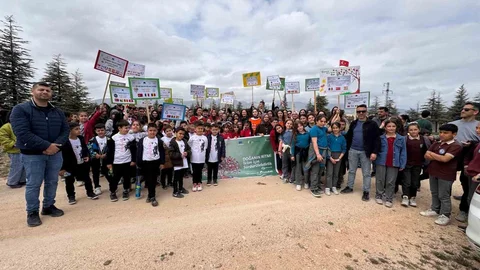 Niğde'de Öğrenciler Fidan Dikti